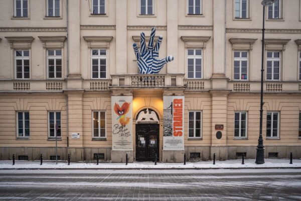 Główne wejście do budynku Akademii od ul. Miodowej