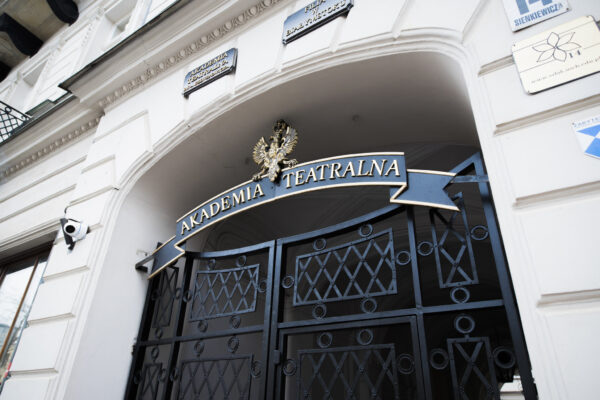 Główne wejście do budynku AT w Białymstoku, brama wejściowa