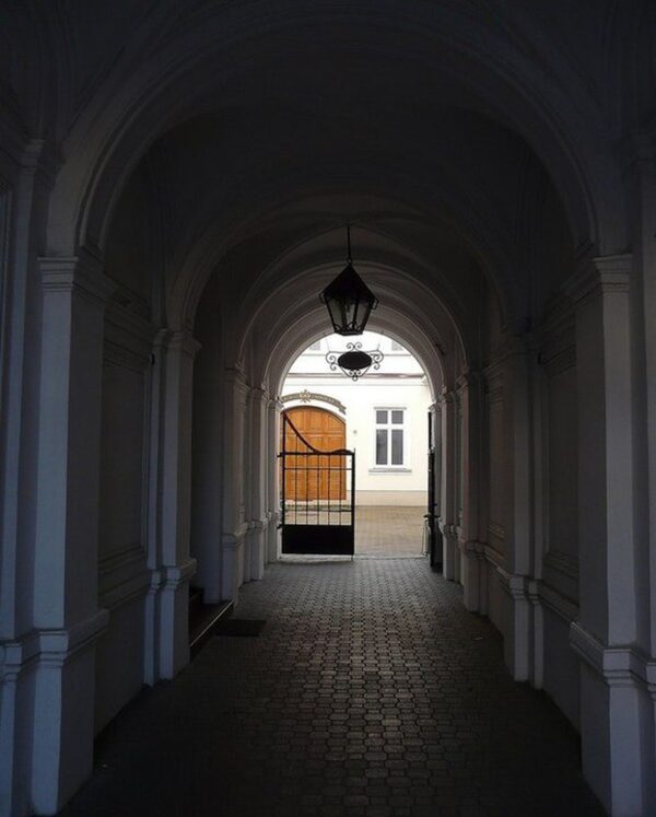 Wejście główne do budynku i przejście pomiędzy bramami, w głębi widać wejście do Teatru Szkolnego