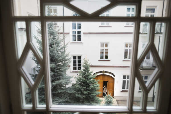 Widok z góry na dziedziniec, widać w głębi drzwi do Teatru Szkolnego