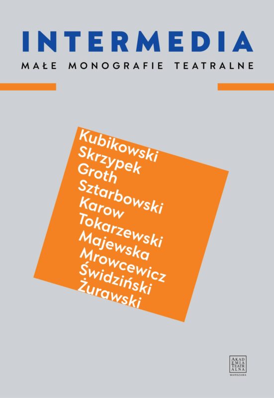 Pionowa okładka książki w jasnoszarym kolorze. Na górze widnieje duży, granatowy napis „INTERMEDIA”, a pod nim mniejszym drukiem podtytuł: „MAŁE MONOGRAFIE TEATRALNE”. Poniżej znajdują się dwie pomarańczowe poziome kreski. Centralną część zajmuje duży, lekko pochylony pomarańczowy kwadrat, na którym wypisano białą czcionką nazwiska autorów: Kubikowski, Skrzypek, Groth, Sztarbowski, Karow, Tokarzewski, Majewska, Mrowcewicz, Świdziński oraz Żurawski. W prawym dolnym rogu umieszczono logotyp Akademii Teatralnej w Warszawie.