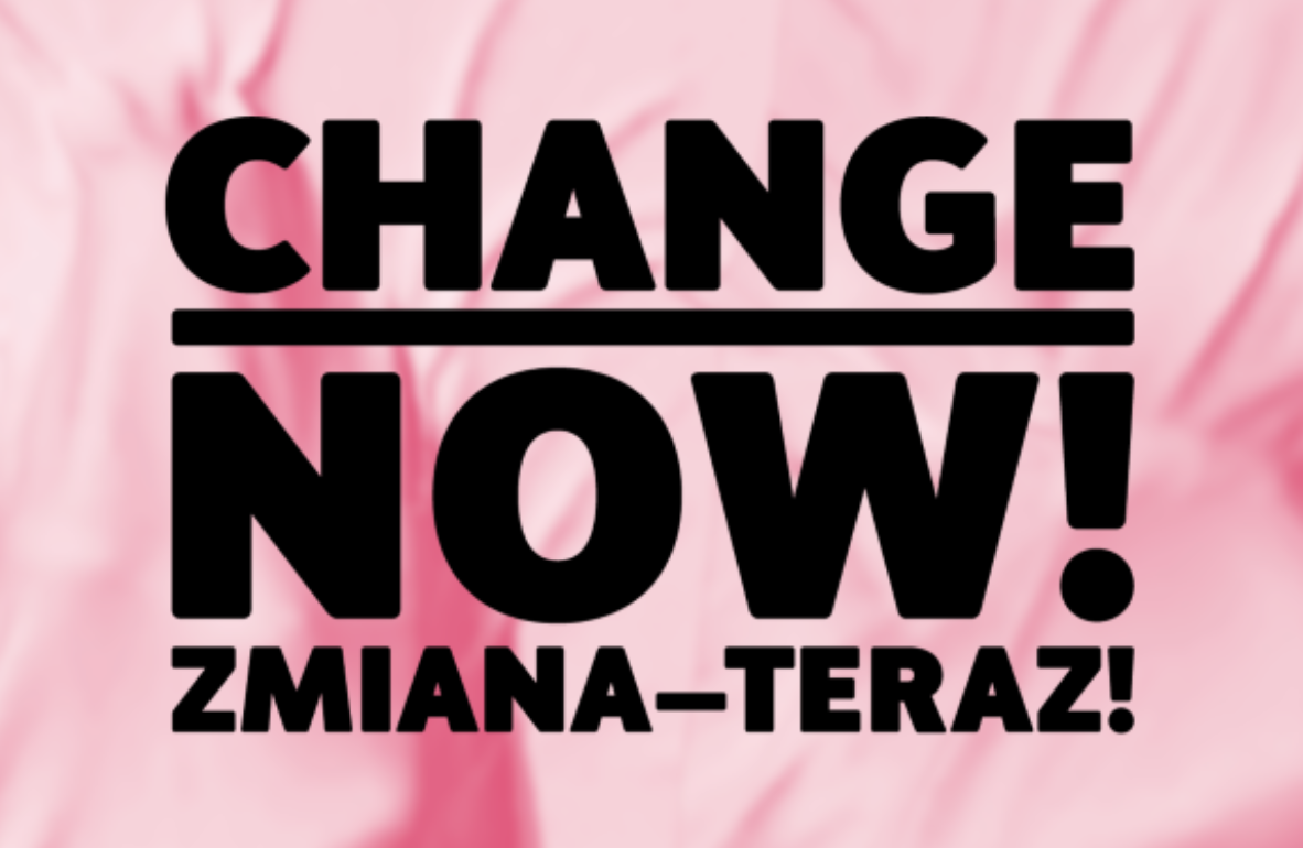 Napis CHANGE NOW! ZMIENA–TERAZ! na różowym tle