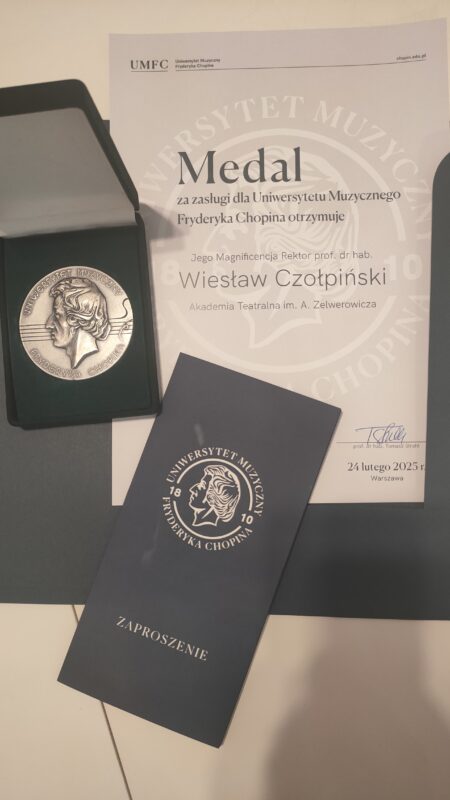 Zdjęcie. Dyplom i medal przyznany rektorowi Wiesławowi Czołpińskiemu przez Uniwersytet Muzyczny Fryderyka Chopina.