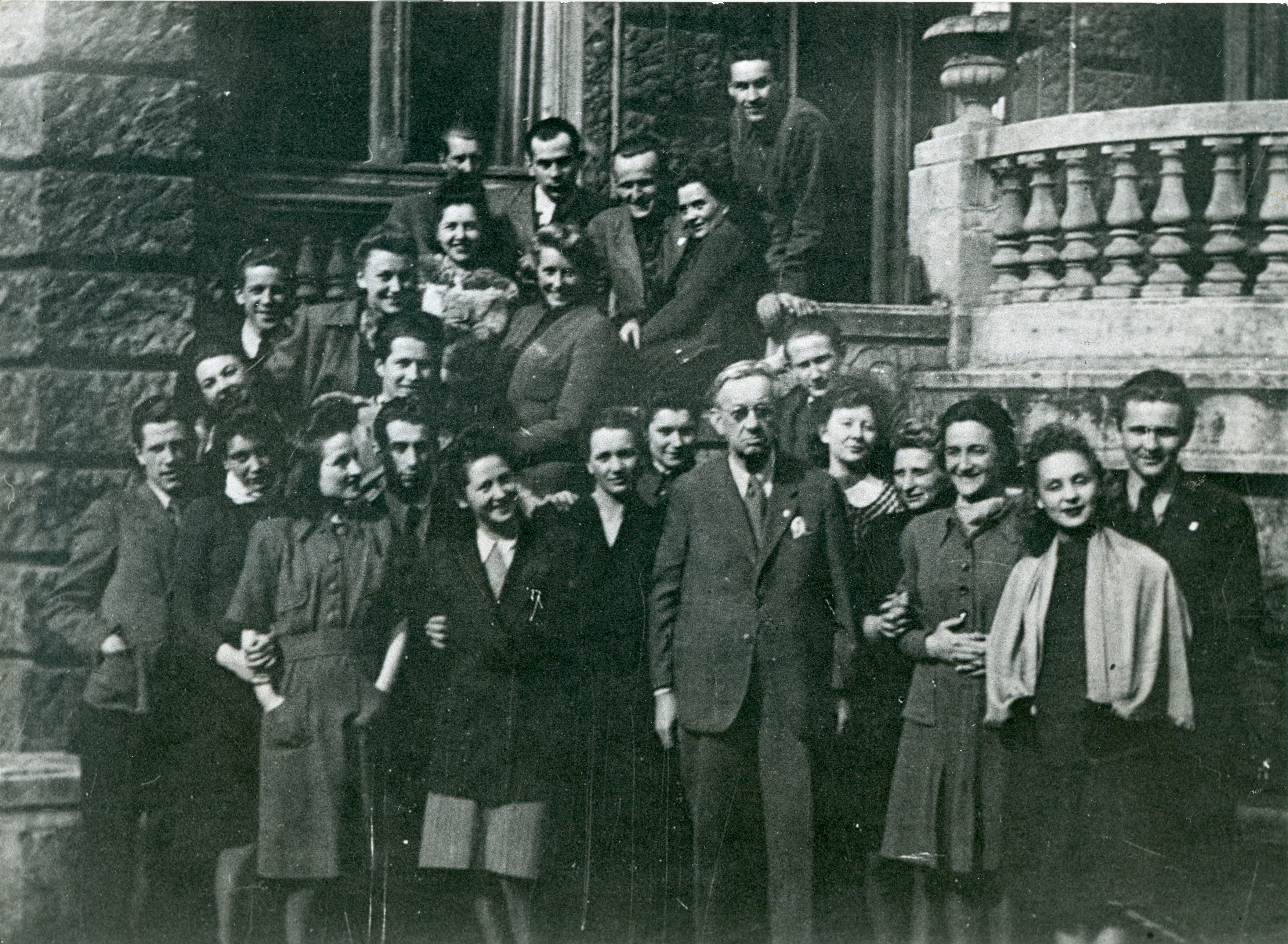 A.Zelwerowicz+ uczniowie PIST-u rok 1945-46 Łódź